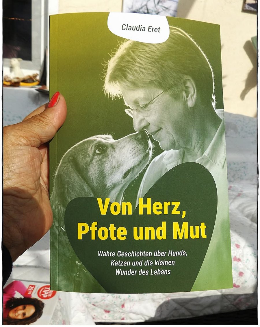 Petra hält das Buch „Von Herz, Pfote und Mut“ in der Hand