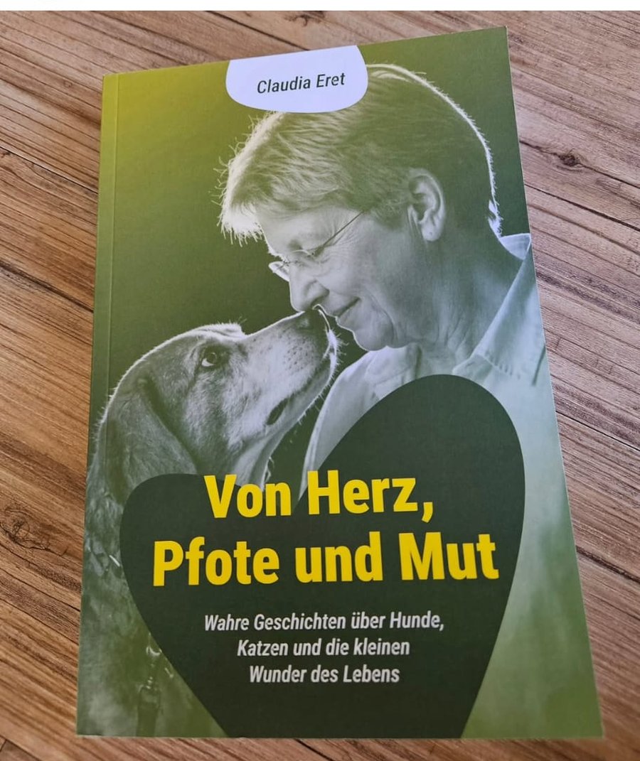 Das Buch „Von Herz, Pfote und Mut“ auf einem Holztisch