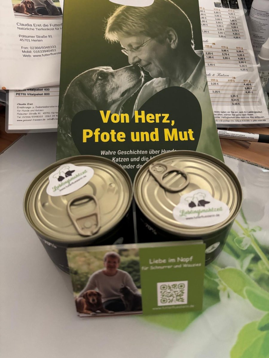 Das Buch „Von Herz, Pfote und Mut“ zusammen mit Claudias natürlicher Tierfeinkost